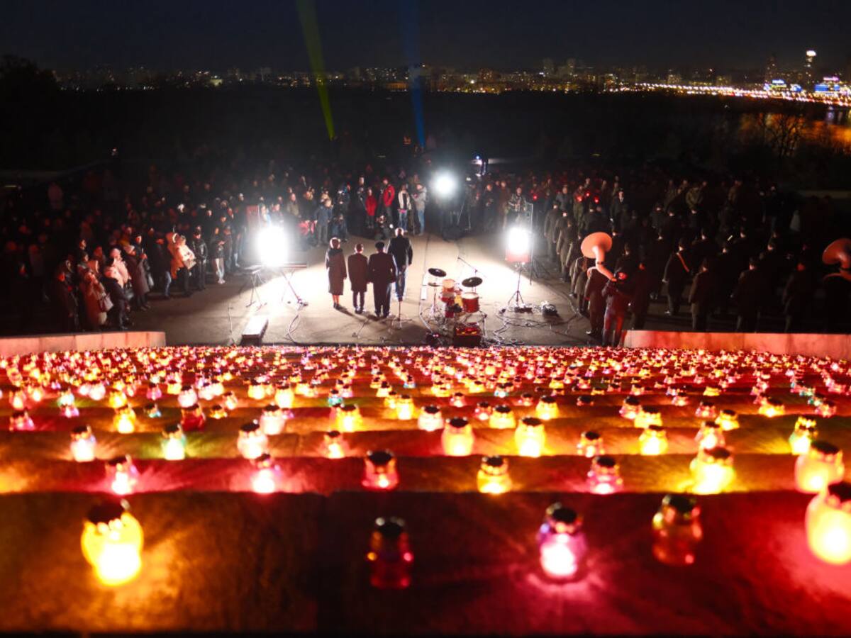Gran velatón en Kiev para conmemorar los mil días de guerra entre Rusia y Ucrania