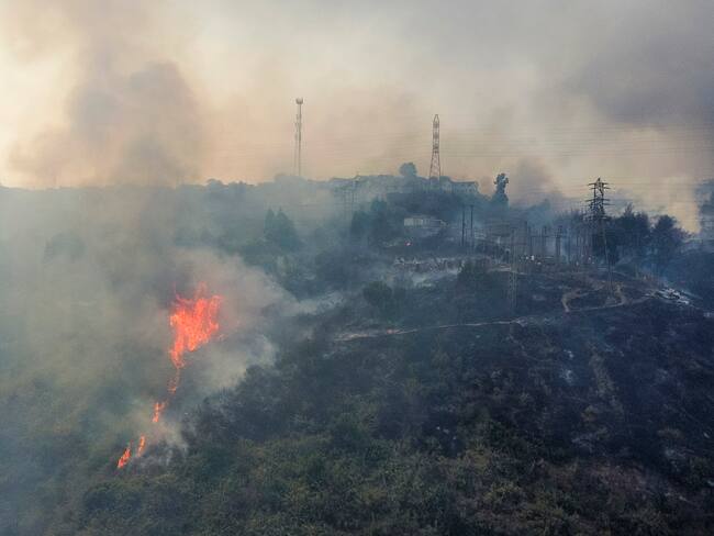 AME5042. VIÑA DEL MAR (CHILE), 03/02/2024.- Fotografía aérea que muestra las viviendas afectadas por incendios forestales que afectan la zona de El Olivar, Viña del Mar, Región de Valparaiso (Chile). Los incendios en la región central de Valparaíso han causado por lo menos 19 muertos, según reportes oficiales. EFE/Adriana Thomasa MÁXIMA CALIDAD DISPONIBLE