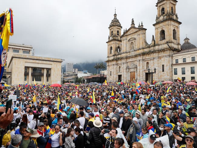 Manifestantes opositores al Gobierno de Gustavo Petro participan en una jornada de protesta este domingo en las calles de Bogotá (Colombia). EFE/ Carlos Ortega