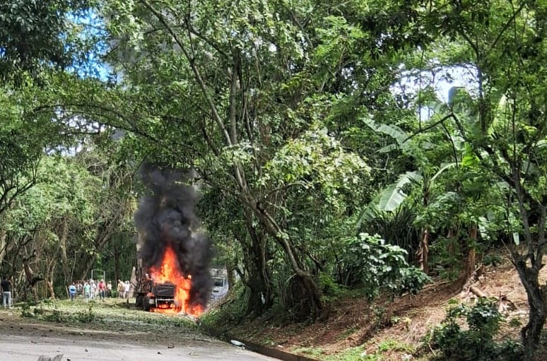 La explosión afectó un tracto camión del Ejército que transportaba víveres y carga.  Crédito: Suministada.