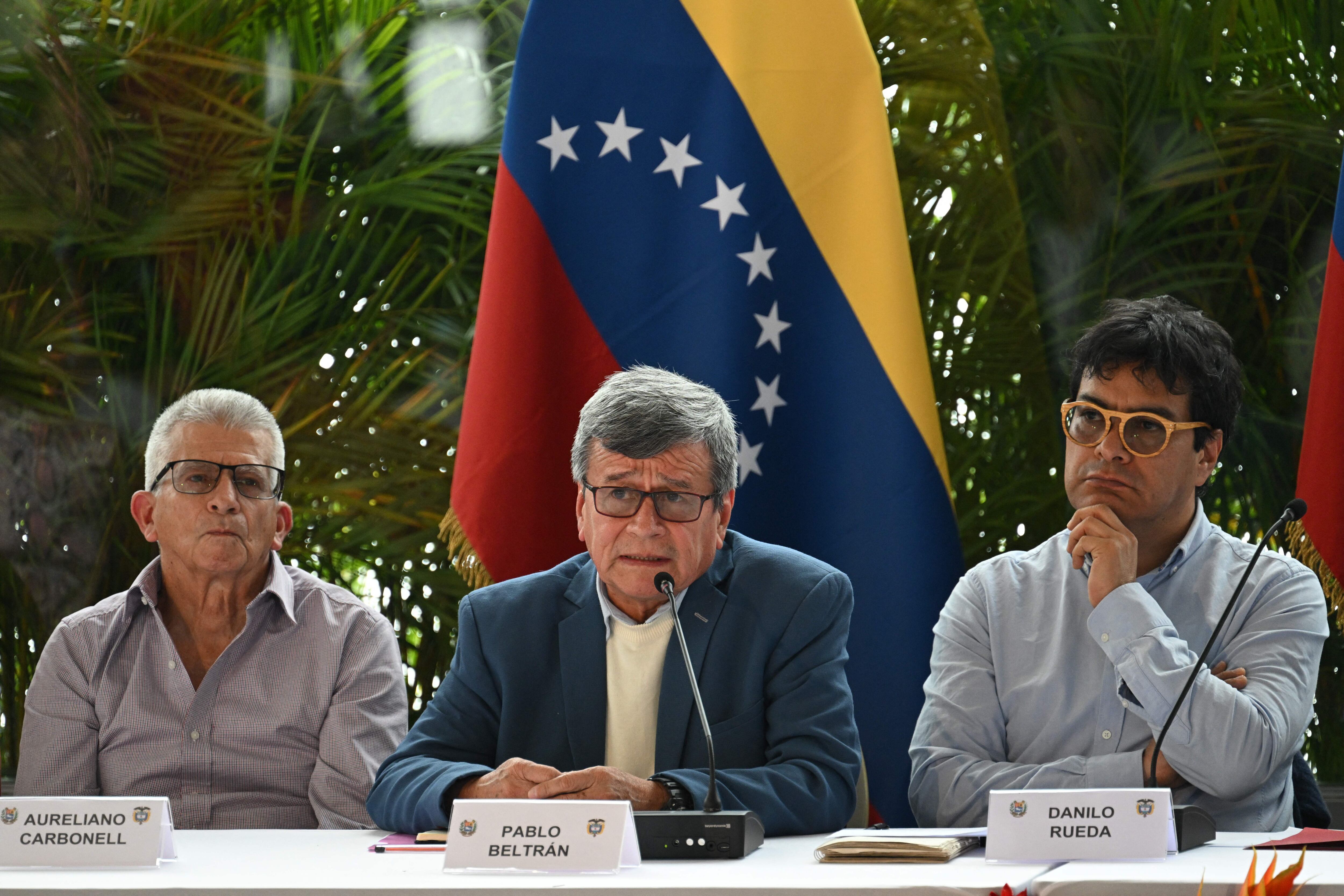 El comandante guerrillero del ELN, Pablo Beltrán, habla junto al comandante guerrillero del ELN Aureliano Carbonell y el comisionado de paz Danilo Rueda, durante el cierre de las conversaciones de paz en Caracas. Foto: Getty Images.