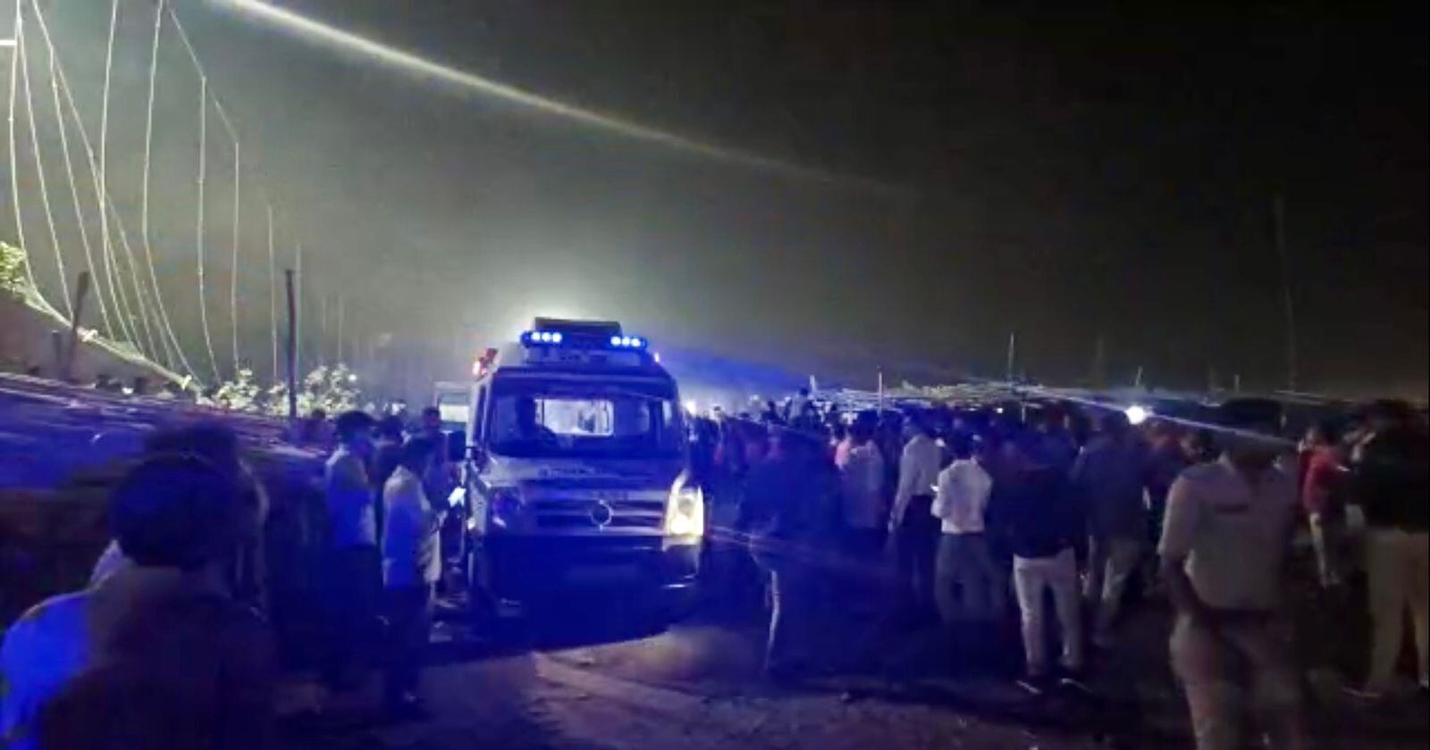 Colapso de un puente en India. (Photo by Stringer/Anadolu Agency via Getty Images)