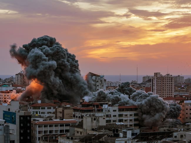 -FOTODELDÍA- EA6592. CIUDAD DE GAZA (---), 07/10/2023.- El humo se eleva después de que aviones de combate israelíes atacaran la torre Palestina en la ciudad de Gaza, el 7 de octubre de 2023. A principios de este mismo sábado, se lanzaron andanadas de cohetes desde la Franja de Gaza en un ataque sorpresa contra Israel reivindicado por el movimiento islamista Hamás. En una declaración televisada, el primer ministro israelí dijo que el país está en guerra. EFE/ Mohammed Saber
