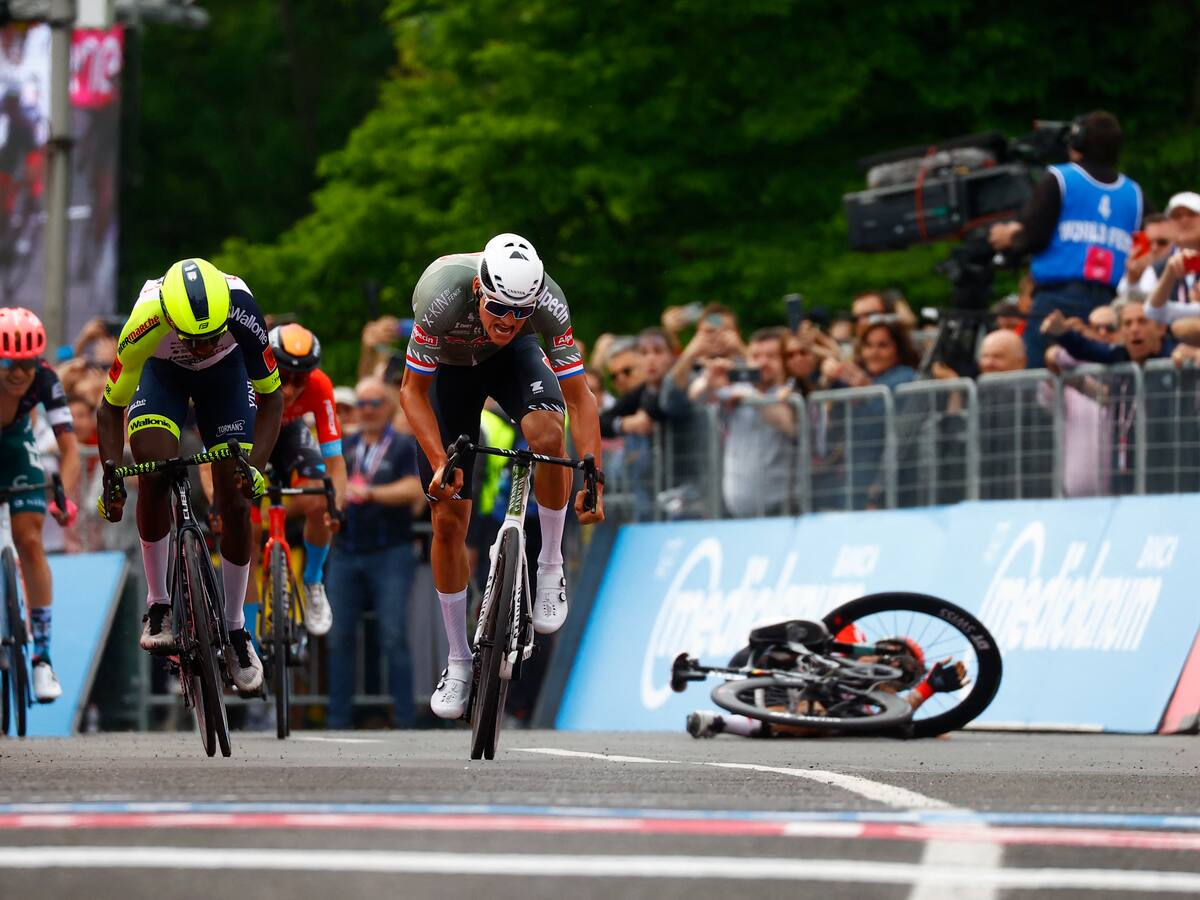 Mathieu van der Poel gana la primera etapa del Giro de Italia