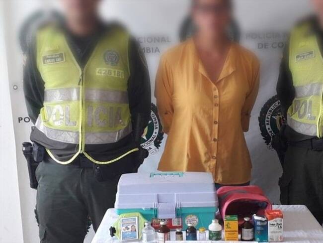 Según la denuncia de varios afectados, esta mujer se hacía pasar por veterinaria e inyectaba medicamentos a perros y gatos. Foto: Policía Nacional