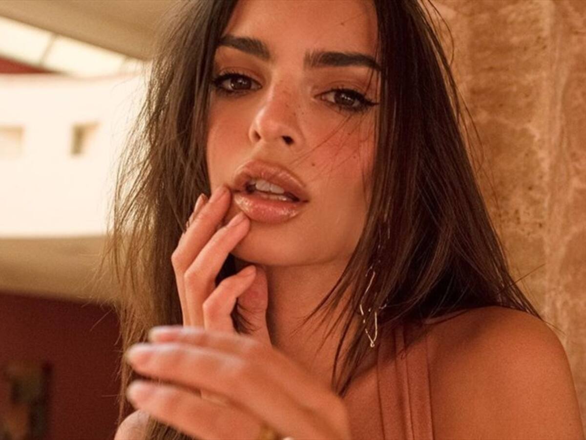 Emily Ratajkowski mostró tatuaje escondido con sensual foto