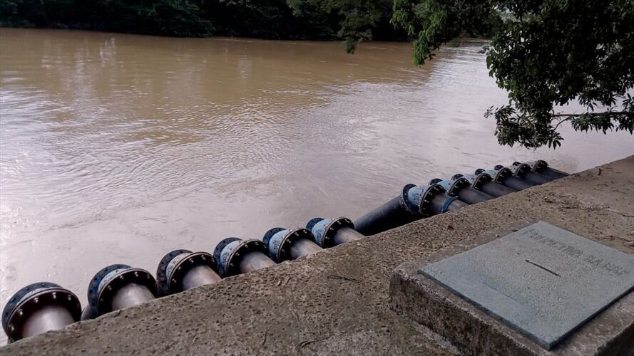 Investigan supuestos vertimientos ilegales de aguas residuales en el río Sinú. Foto: Claudia Hernández/La W.