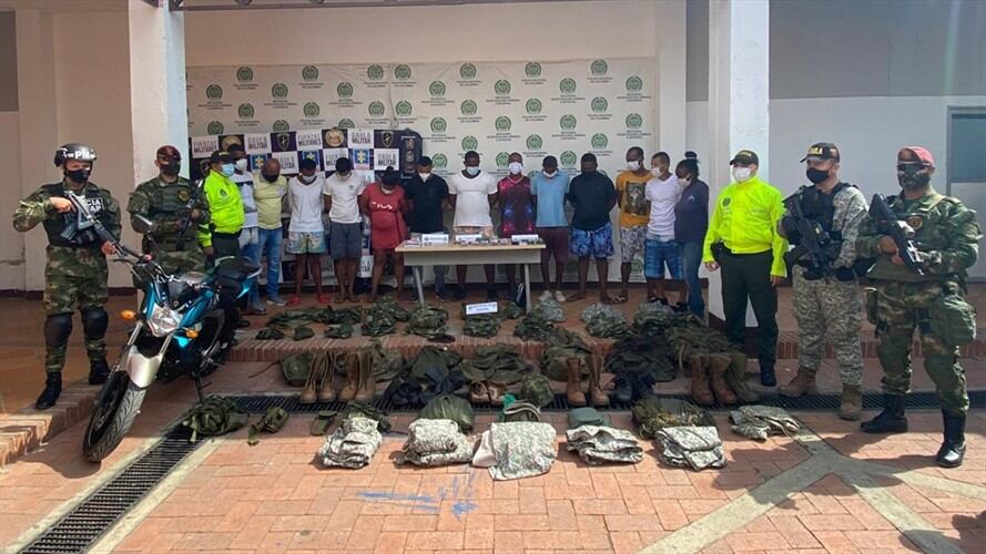 Los detenios y el material que les fue incautado está a disposición de la Fiscalía General de la Nación. Foto: Cortesía