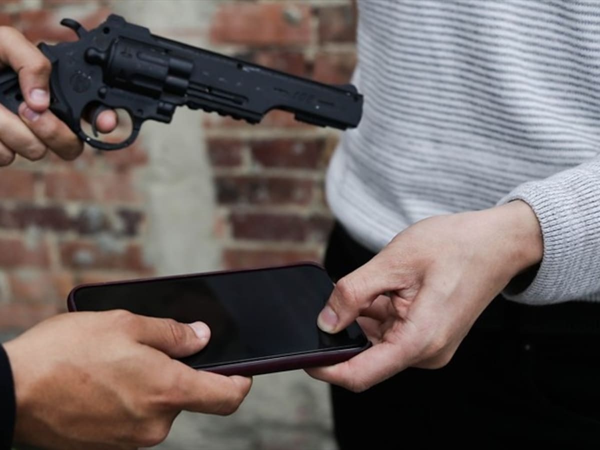 Asesinan a hombre por robarle su celular en una estación de gasolina en Bogotá