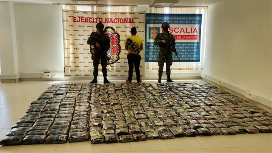 Los capturados y el material incautado quedaron a disposición de las autoridades competentes . Foto: Ejército Nacional