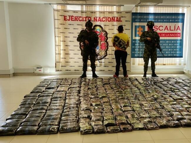 Los capturados y el material incautado quedaron a disposición de las autoridades competentes . Foto: Ejército Nacional