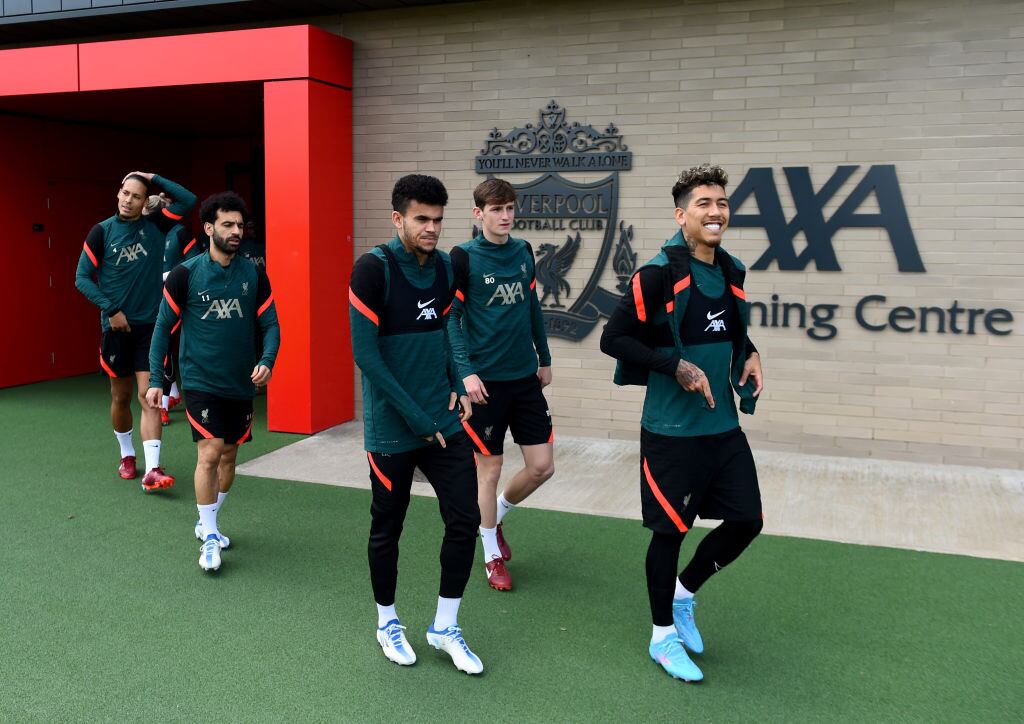 Luis Díaz con sus compañeros del Liverpool. (Photo by Andrew Powell/Liverpool FC via Getty Images)