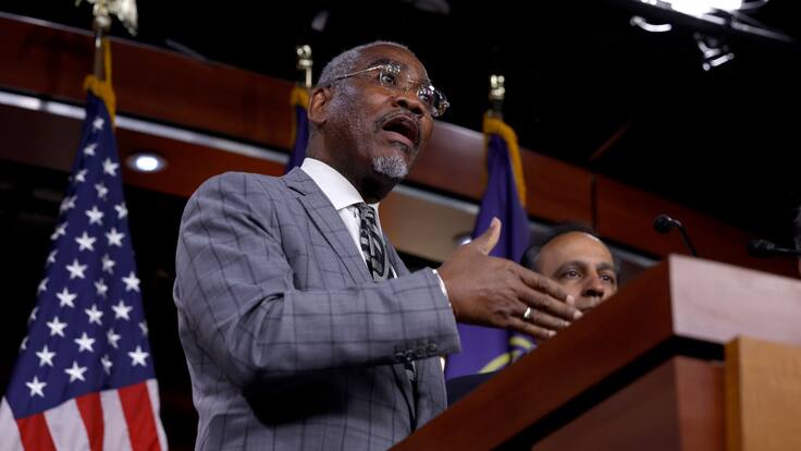 Movernos en dirección de liberar rehenes: Gregore Meeks por visita de Netanyahu a EE.UU.