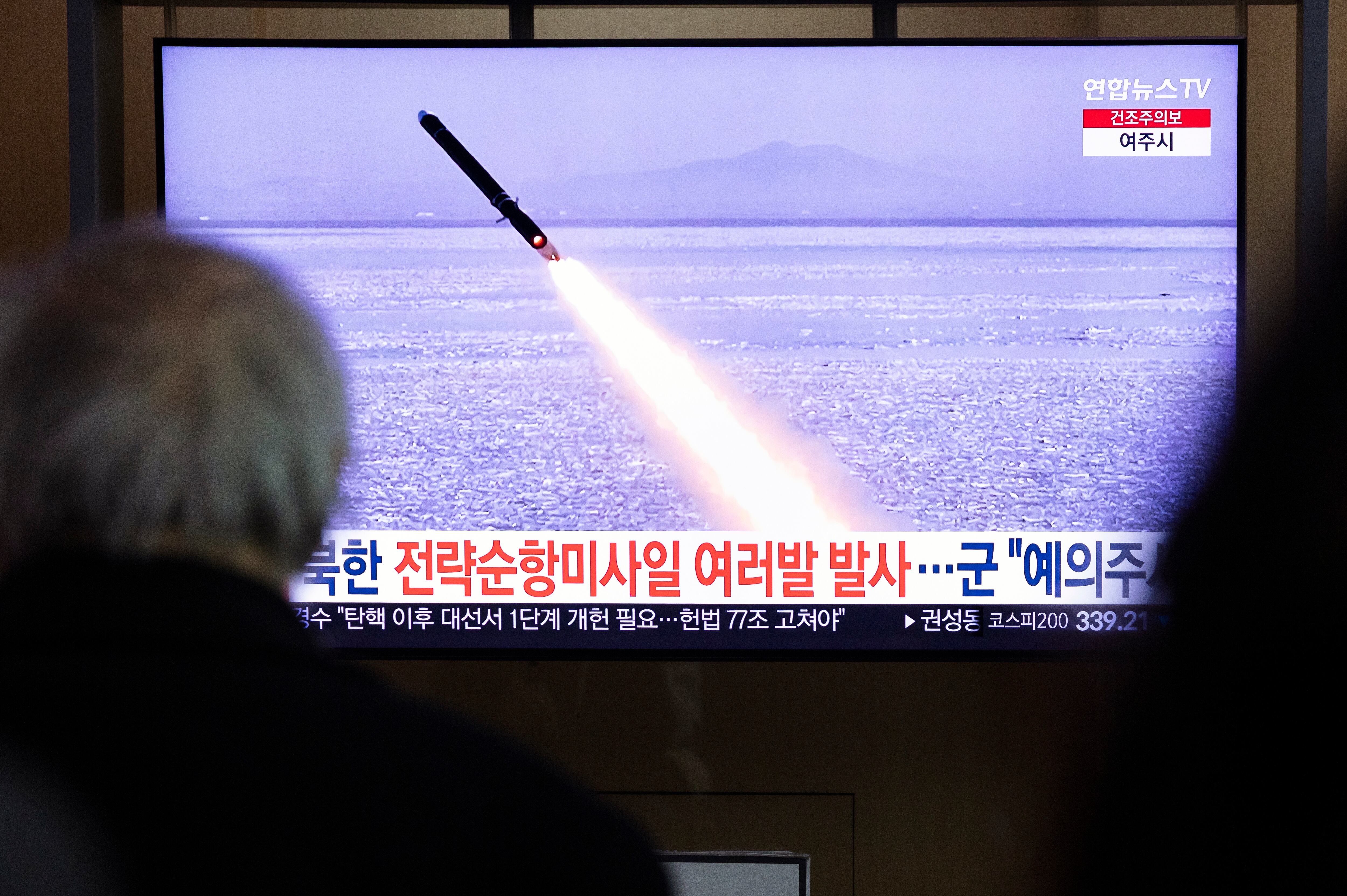 SEÚL (República de Corea), 28/02/2025.- Varias personas observan un segmento de noticias sobre un reciente lanzamiento de misiles norcoreano.