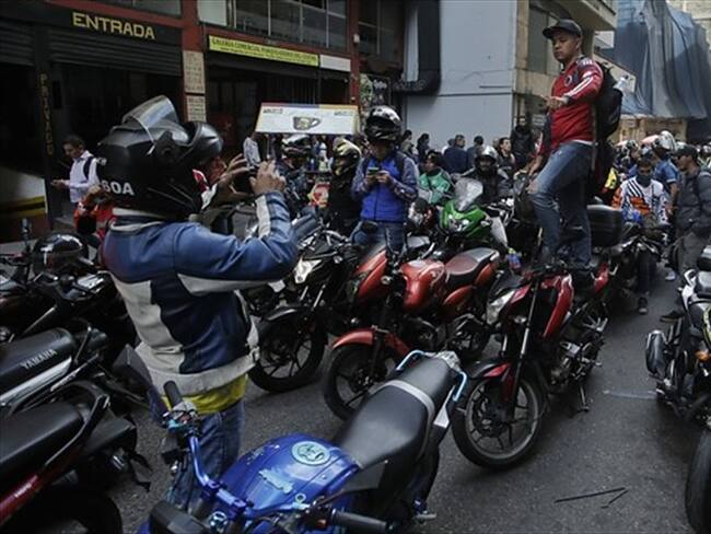 Levantan restricción de parrillero en moto en Bogotá. Foto: Colprensa