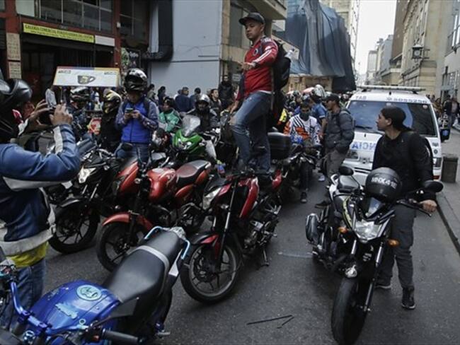 Levantan restricción de parrillero en moto en Bogotá. Foto: Colprensa