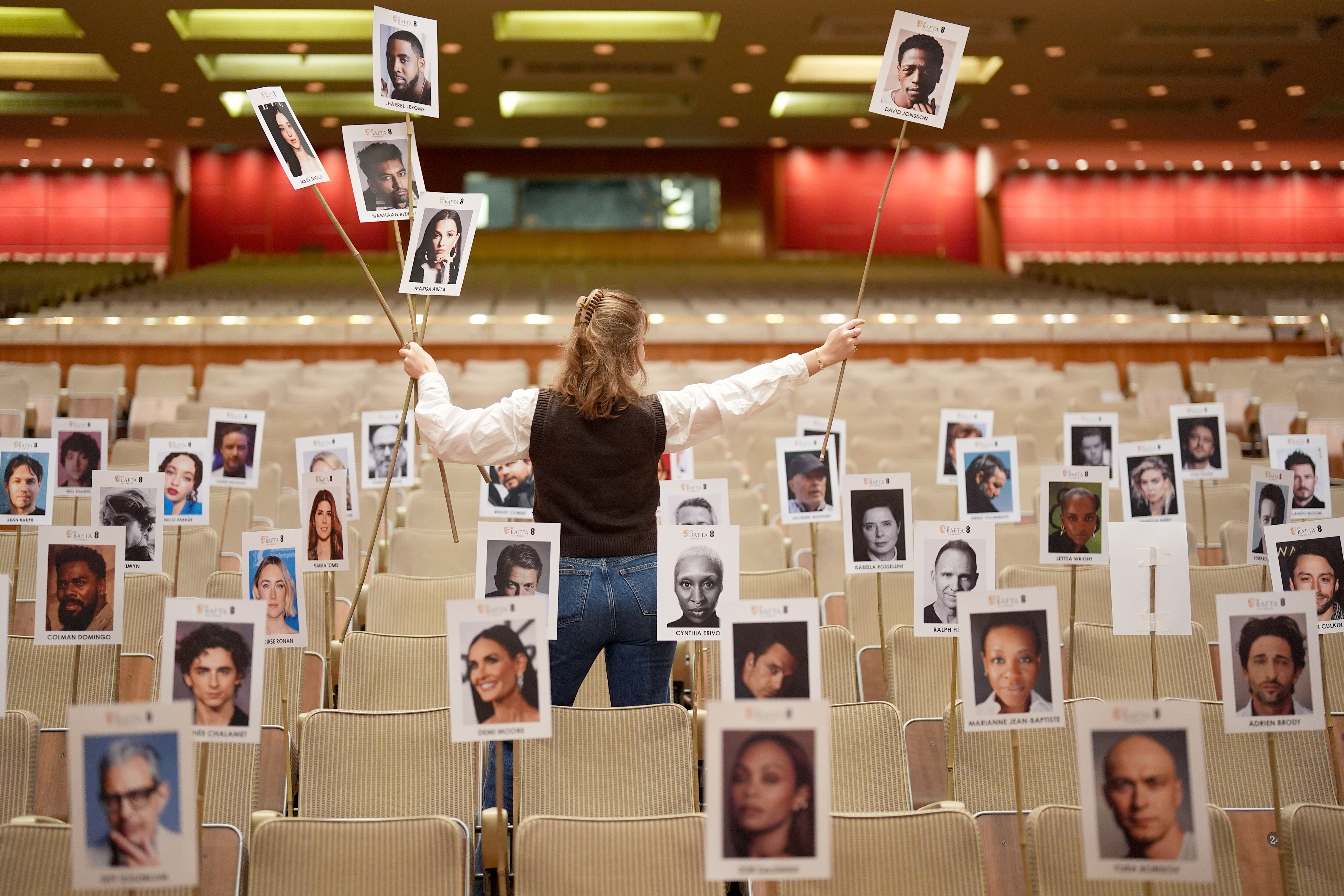 Un miembro del personal utiliza «cabezas en palos» para comprobar el bloqueo de las cámaras en el Royal Festival Hall, Londres, antes de los EE BAFTA Film Awards del domingo. Fecha de la imagen: miércoles 12 de febrero de 2025. Getty Images