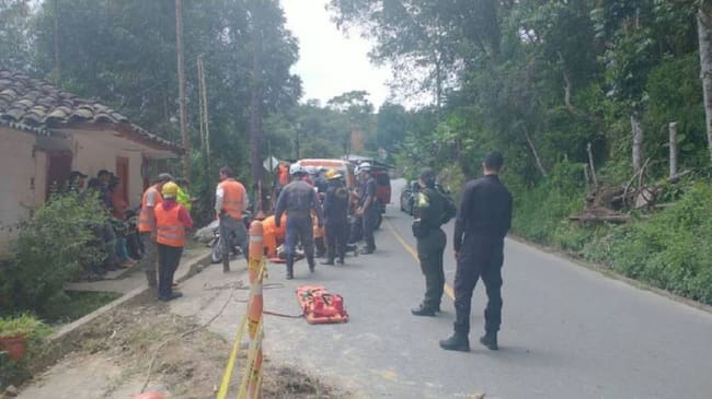 Una persona muerta y varios heridos, dejó un deslizamiento de tierra en Caldas. Crédito: Secretaría de Medio Ambiente de Caldas.