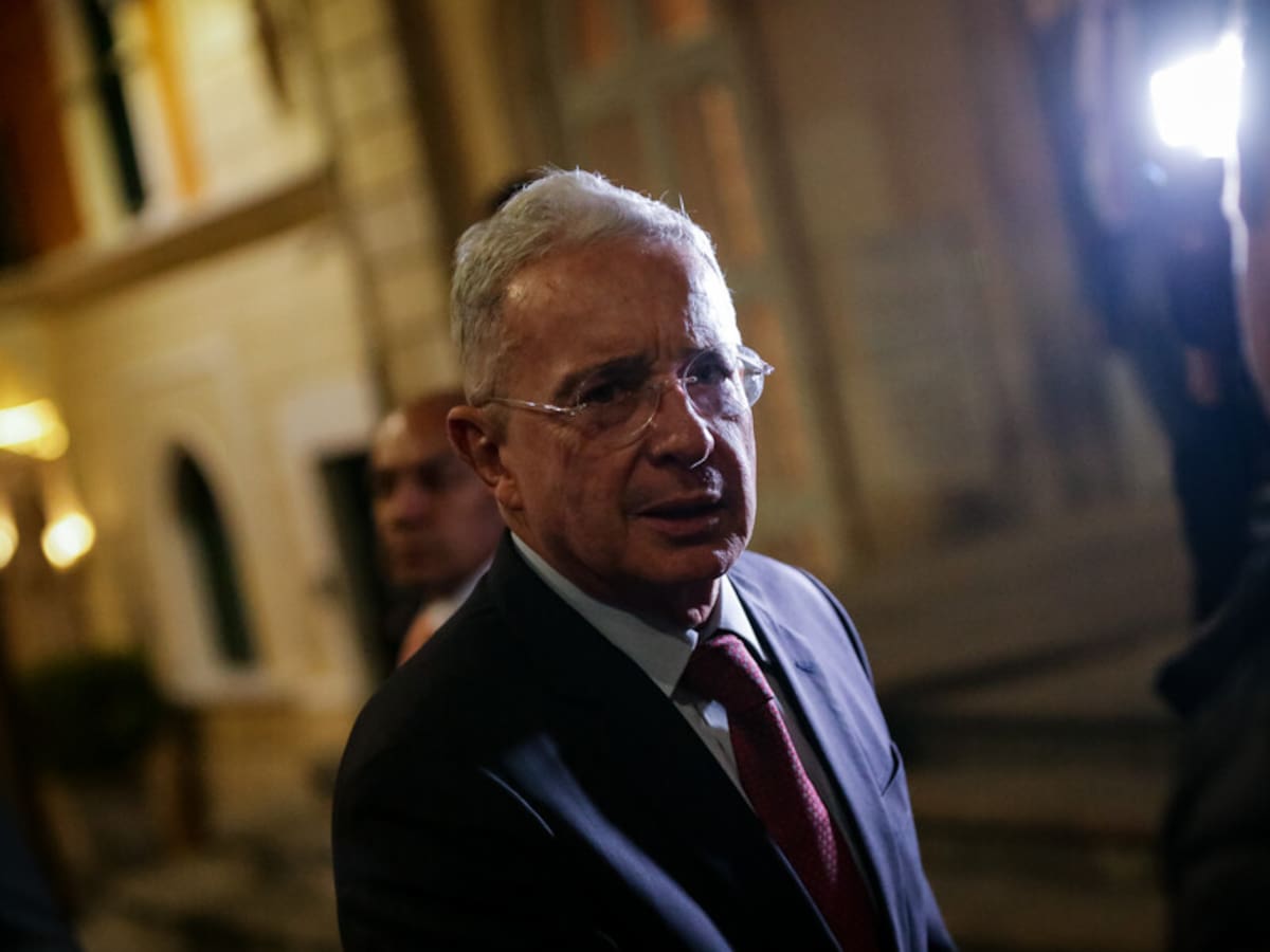 Uribe reitera propuesta de libertad a militares presos, tras Mancuso gestor de paz