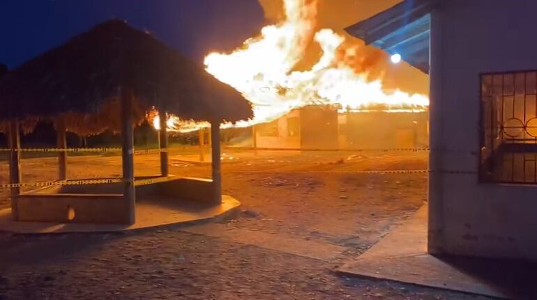 Escrutinios: queman kiosco de palma en Valencia, Córdoba. Foto: Captura de video suministrado.