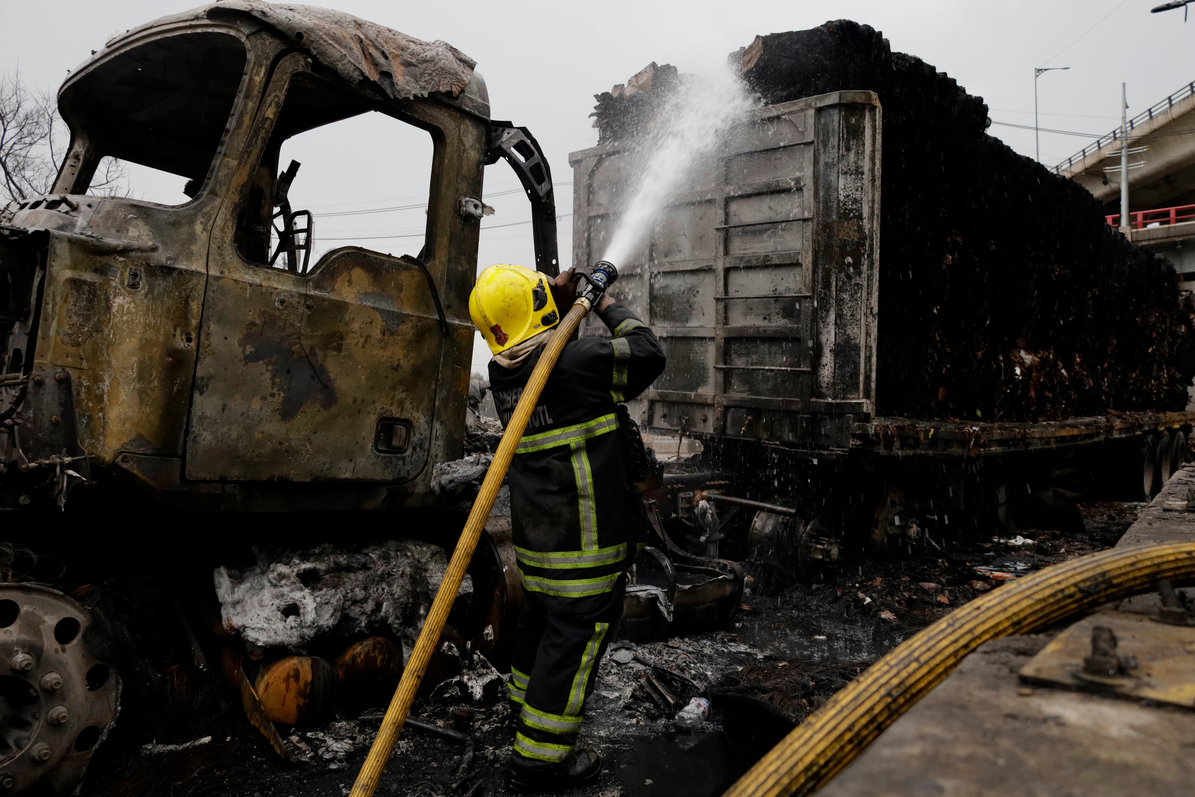 Los bomberos atienden a los vehículos en llamas después de una explosión de gasoductos en la ciudad de La Concordia en el distrito de Iztapalapa de la Ciudad de México, México, el 10 de septiembre de 2025. (Foto de Gerardo Vieyra/Nurphoto a través de Getty Images)