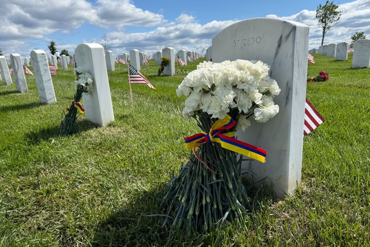 Flores colombianas honran a los caídos en Estados Unidos durante Memorial Day. Foto: Embajada de Colombia en Washington.