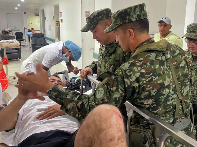 AME6310. APARTADÓ (COLOMBIA), 05/02/2024.- Fotografía cedida por el Ejército de Colombia, que muestra un militar herido en un hospital de Apartadó (Antioquia). Cuatro muertos y tres heridos dejó el accidente este lunes de un helicóptero del Ejército de Colombia en un área del Darién, la frontera natural con Panamá, informaron fuentes oficiales de los dos países. EFE/Ejército de Colombia /SOLO USO EDITORIAL /NO VENTAS /SOLO DISPONIBLE PARA ILUSTRAR LA NOTICIA QUE ACOMPAÑA /CRÉDITO OBLIGATORIO