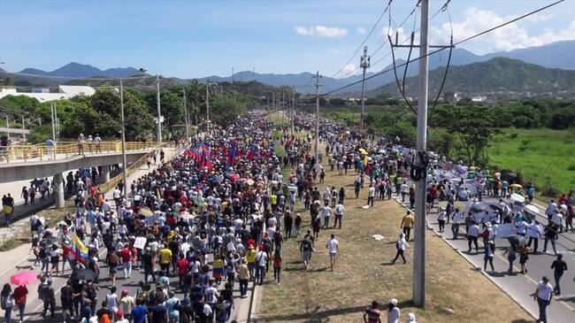 Cerca de 5.000 personas se dieron cita a las afueras de la Universidad del Magdalena para respaldar el paro nacional. . Foto: Ian Farouk Simmonds
