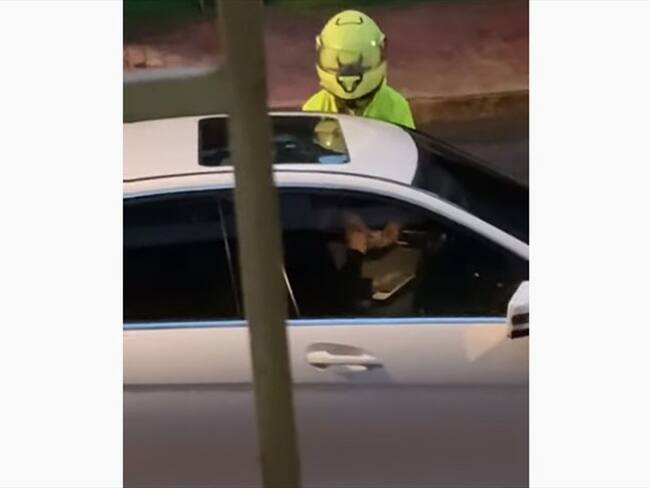 Por este vídeo donde Policía de Tránsito recibe dinero, ciudadano denuncia amenazas. Foto: