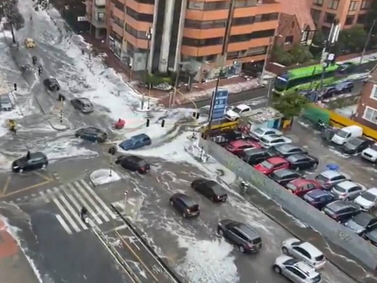 Fuertes lluvias y granizo afectaron Bogotá: hubo empozamientos y cierre vial