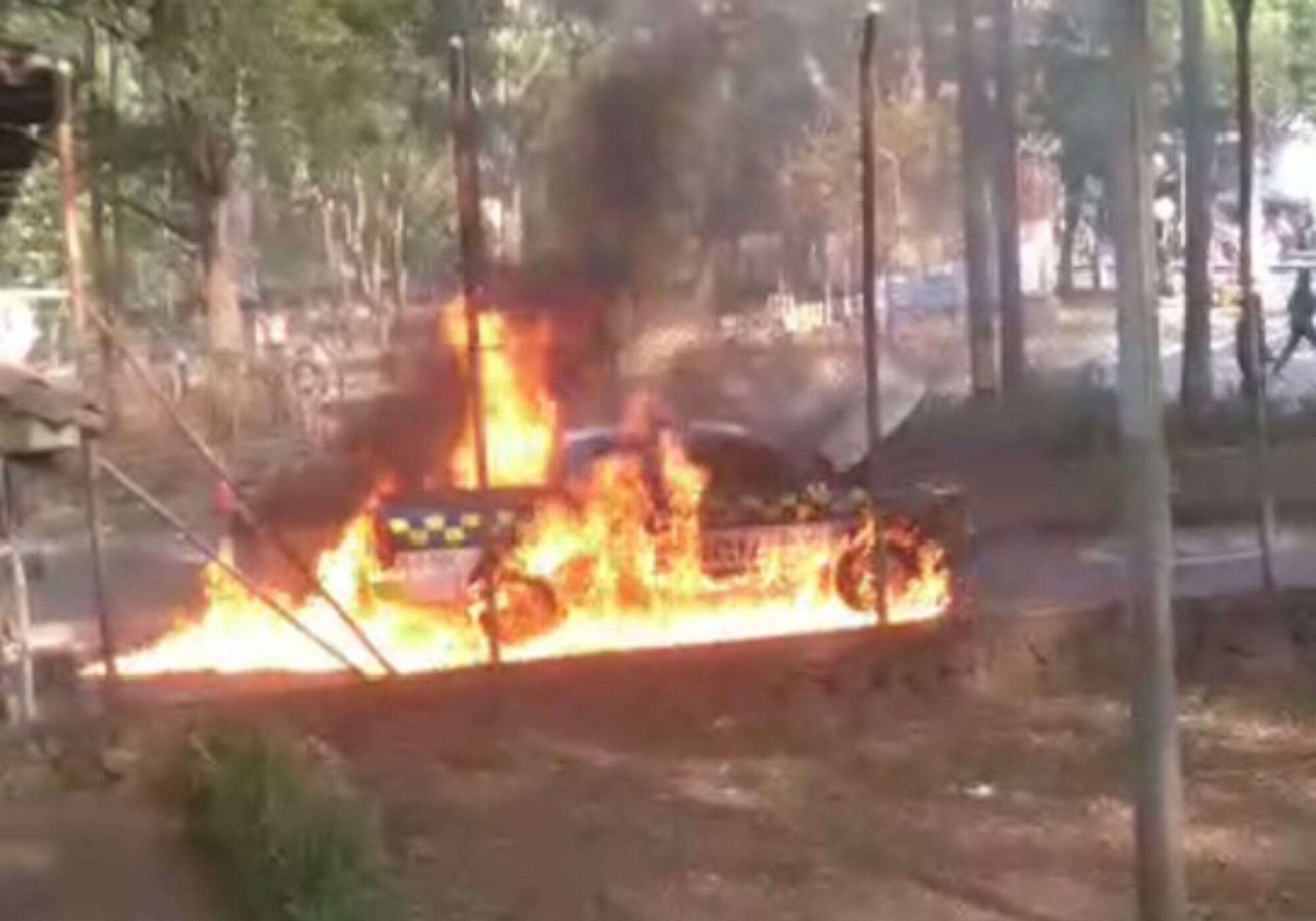 Patrulla de la Policía incinerada en la Universidad de Antioquia. Foto: cortesía de Denuncias Antioquia