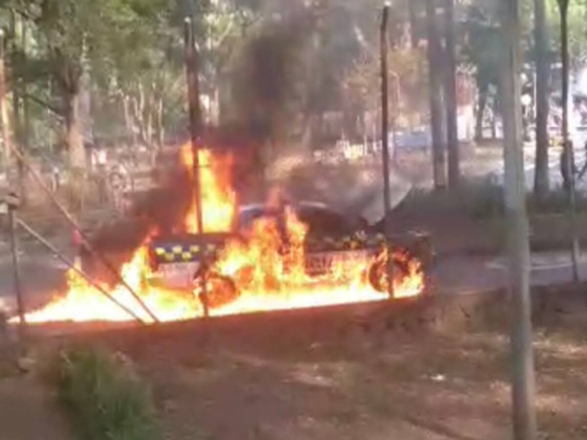 Universidad de Antioquia: encapuchados incineraron patrulla de Policía en disturbios