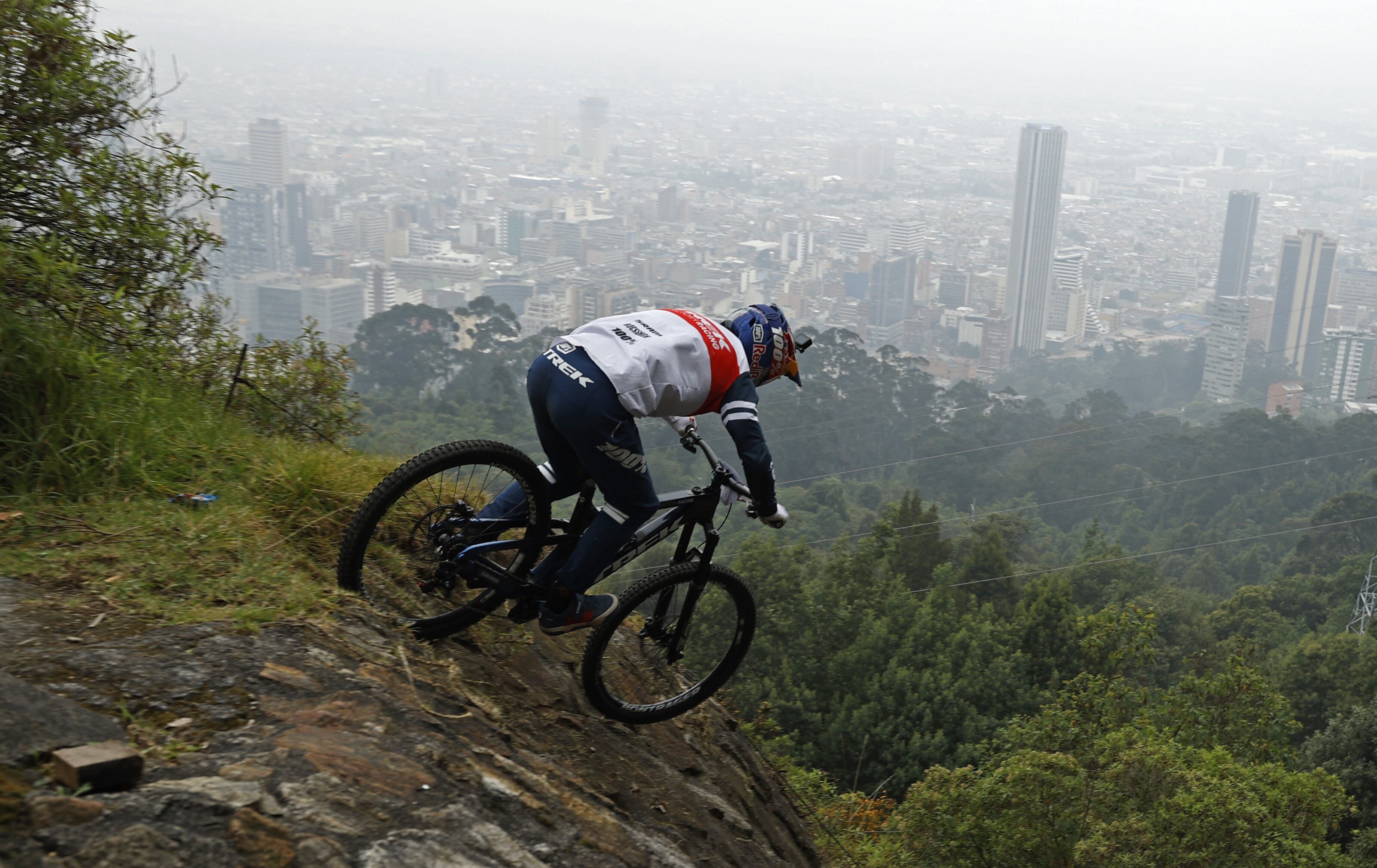 Camilo Sánchez ganó el Monserrate Cerro Abajo de Bogotá. Foto: EFE