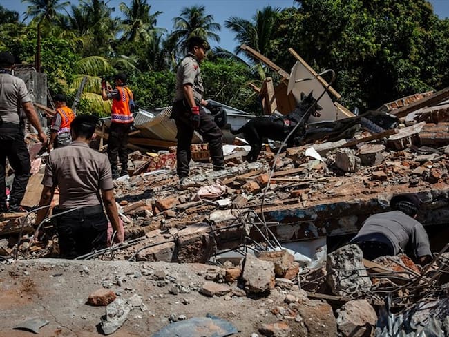 Casa por casa buscan sobrevivientes entre los escombros del terremoto de Indonesia