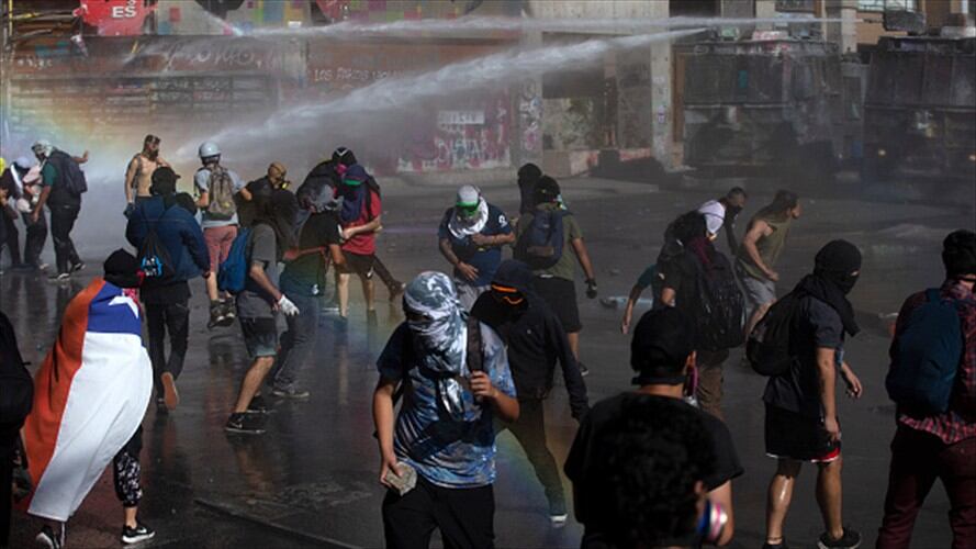 Manifestaciones en Chile por segundo día de prueba de ingreso a universidades. Foto: Getty Images