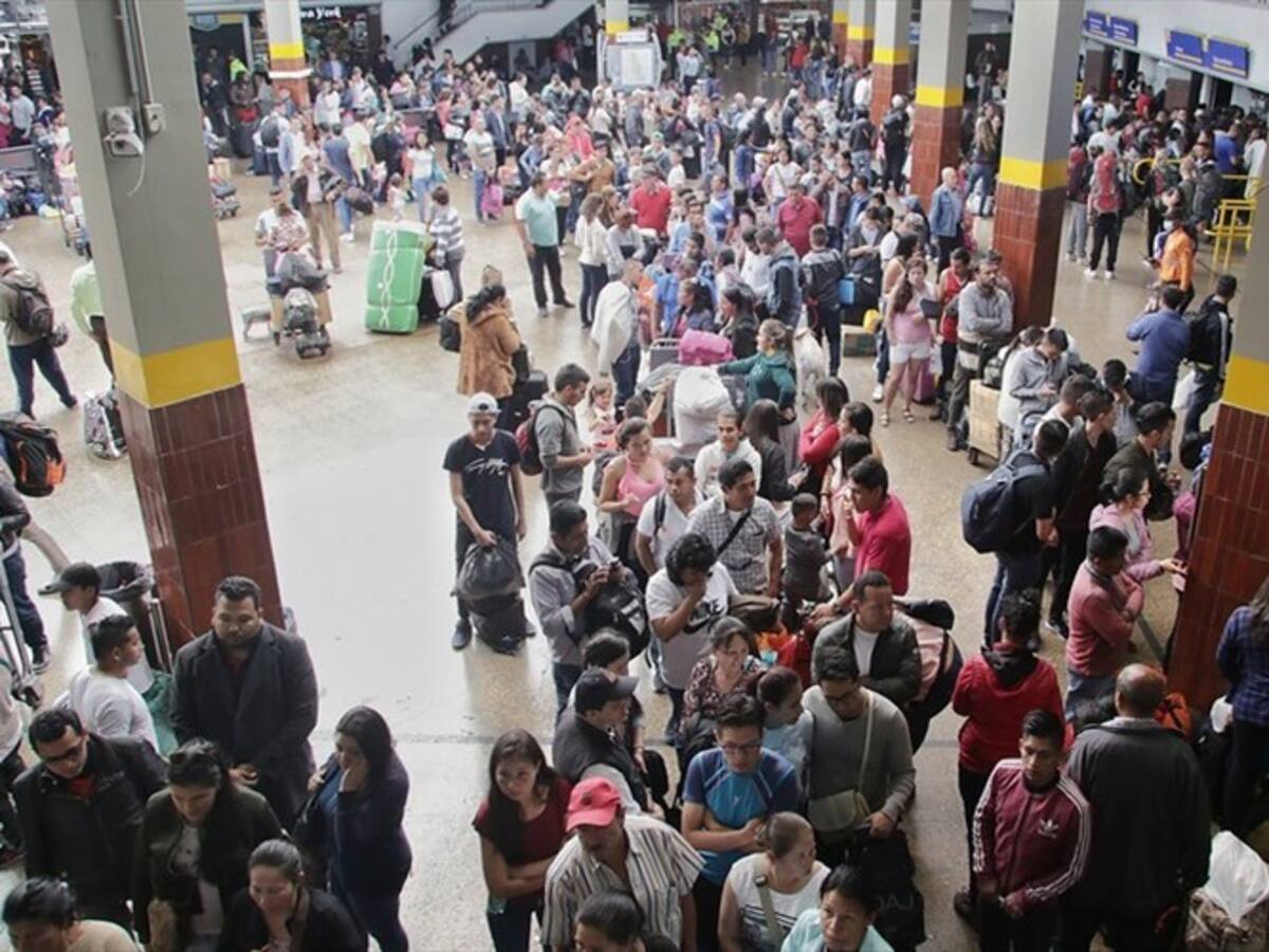 Supertransporte continúa atendiendo contingencia en terminales por cierre en vía al llano