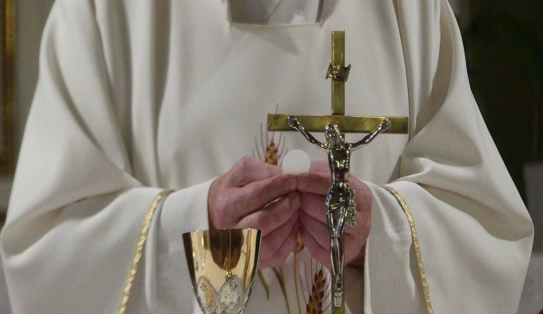 Imagen de referencia de cura católico. Foto: Pixabay