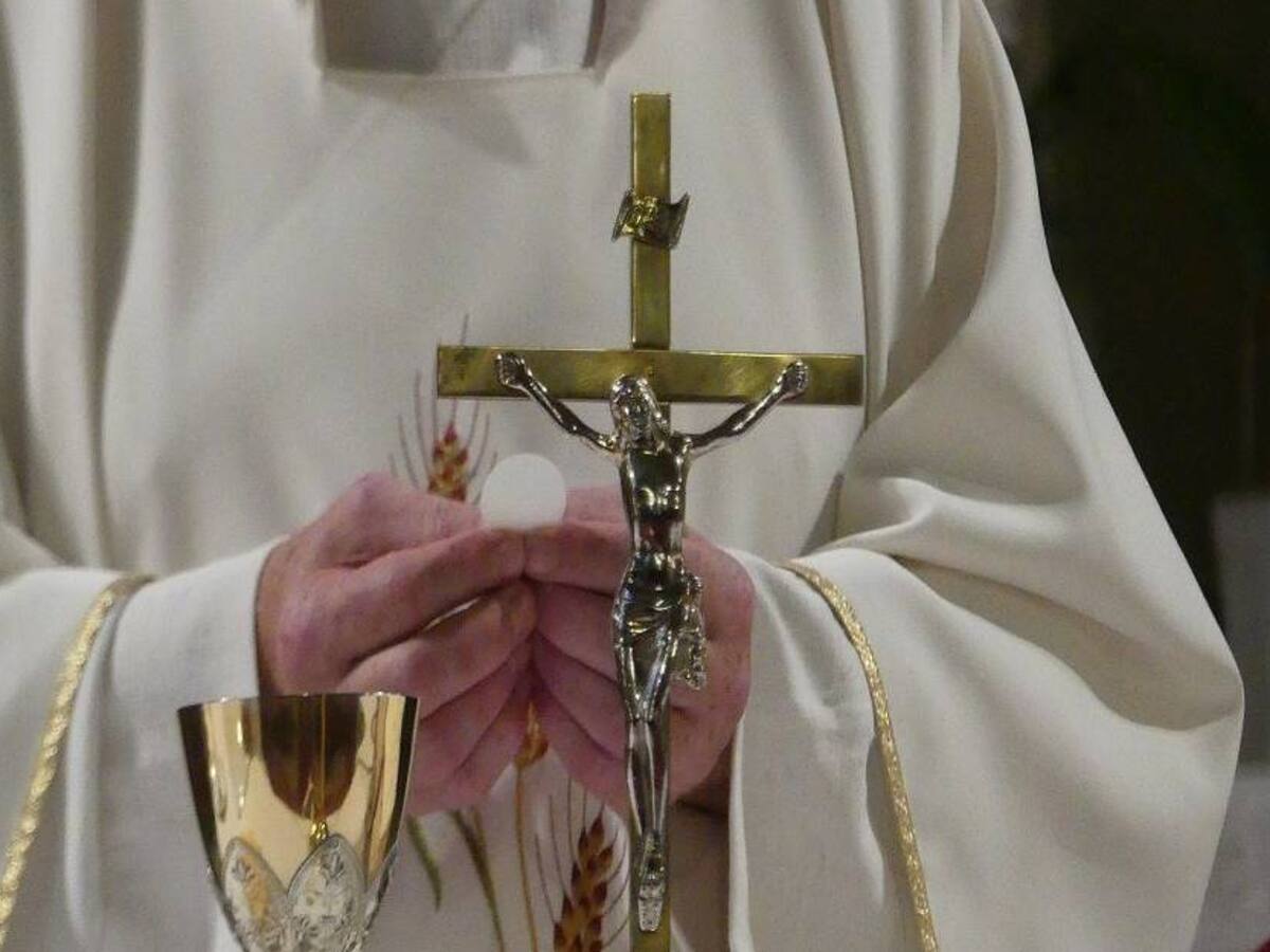 Con lejía en el vino de misa intentaron envenenar al cura antimafia de un pueblo italiano