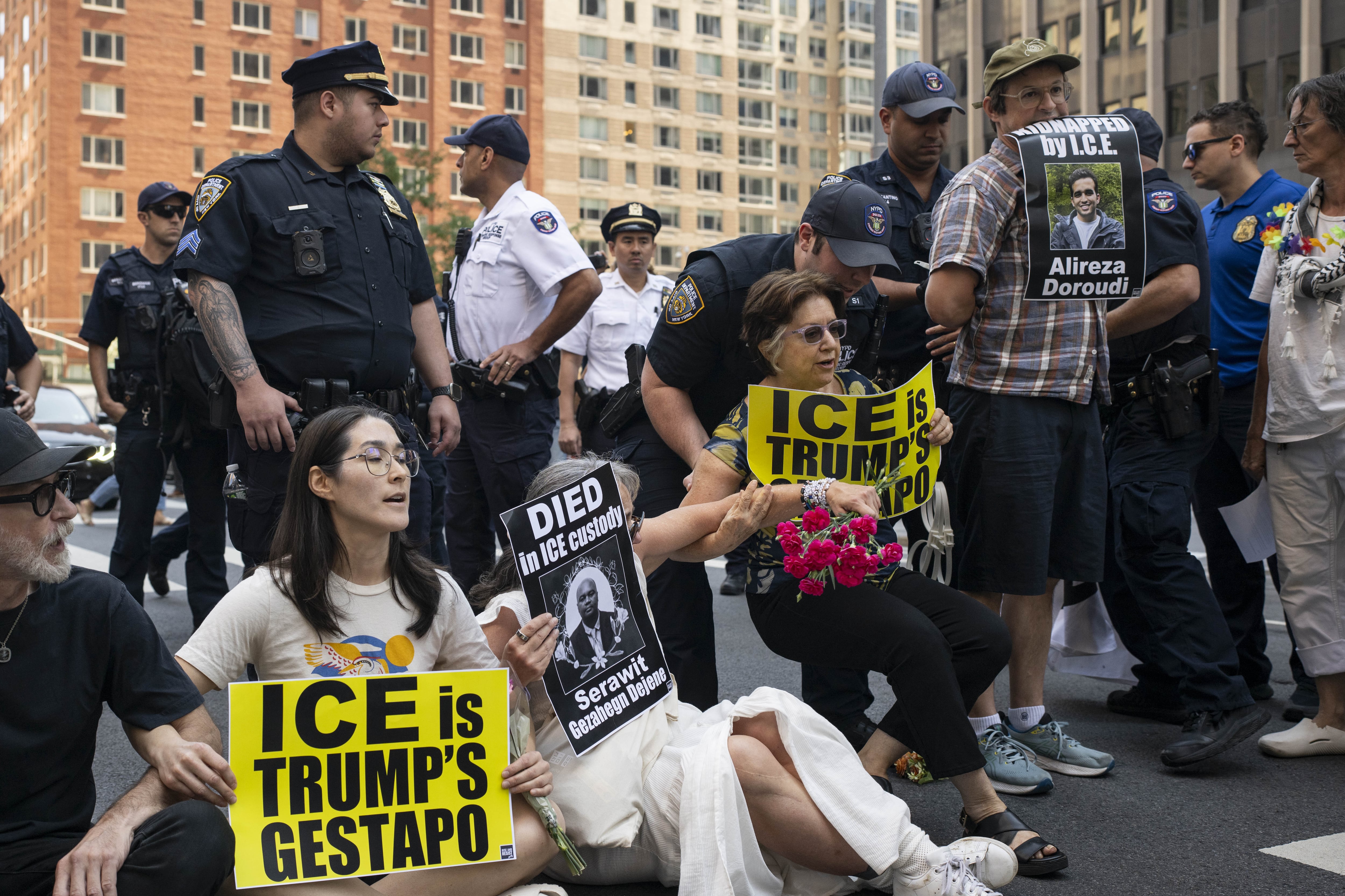 Agentes de la policía de Nueva York detienen a manifestantes por bloquear la carretera frente al 26 de Federal Plaza durante una manifestación contra el ICE en Nueva York, Estados Unidos, 8 de agosto de 2025. (Foto de Mostafa Bassim/Anadolu vía Getty Images)