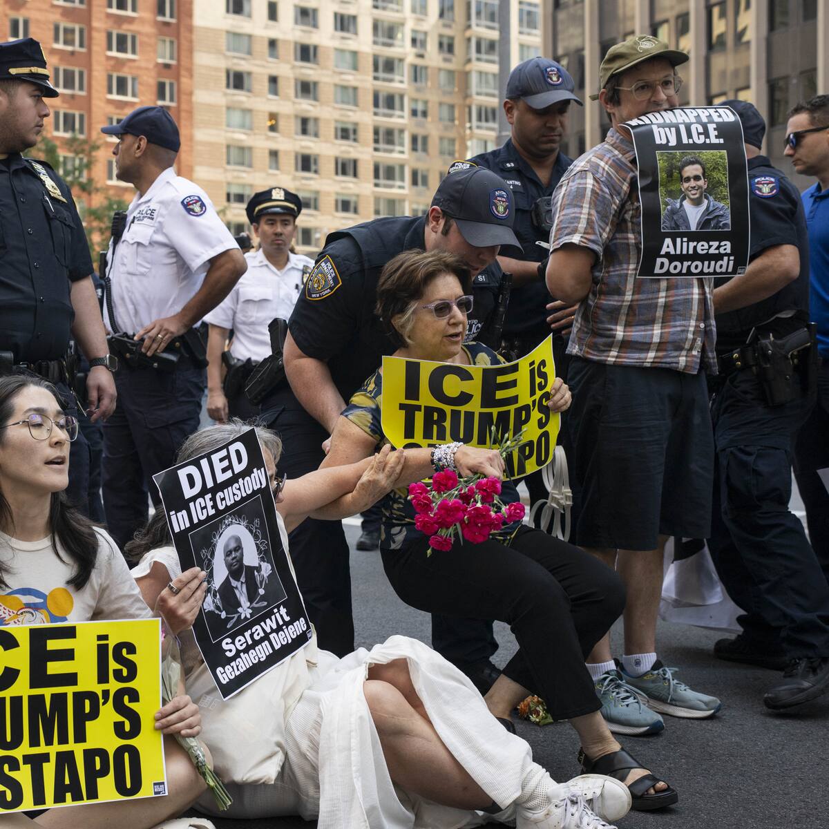 15 personas son arrestadas en manifestación de apoyo a retenidos por el ICE en Nueva York