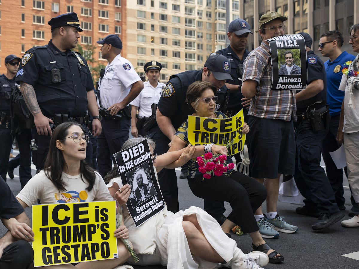 15 personas son arrestadas en manifestación de apoyo a retenidos por el ICE en Nueva York