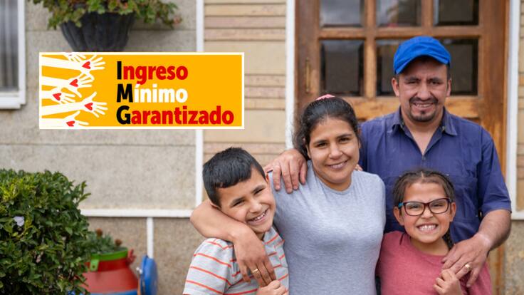 Familia colombiana abrazada / Ingreso Mínimo Garantizado (Getty Images)