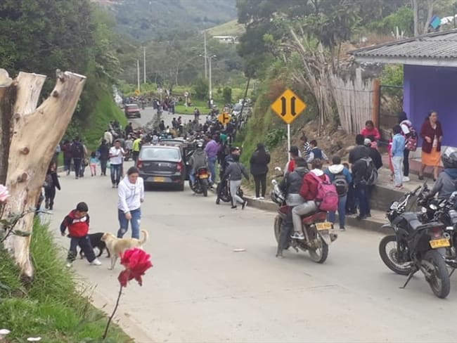 Comunidades protestan en la Transversal del Libertador en Totoró, Cauca. Foto: Cortesía Sucesos Cauca