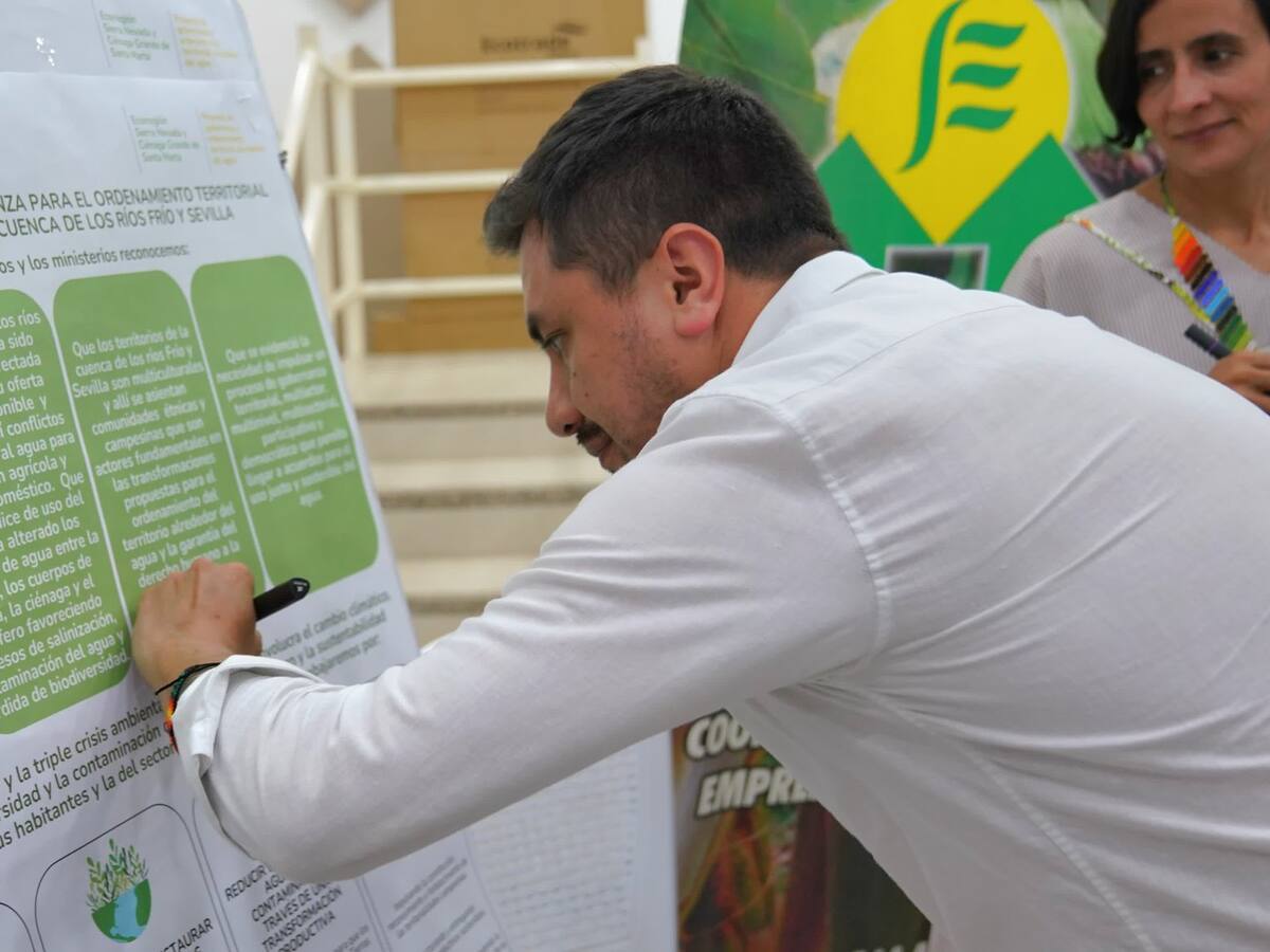 MinAmbiente firma acuerdo por el agua en la Zona Bananera, Magdalena