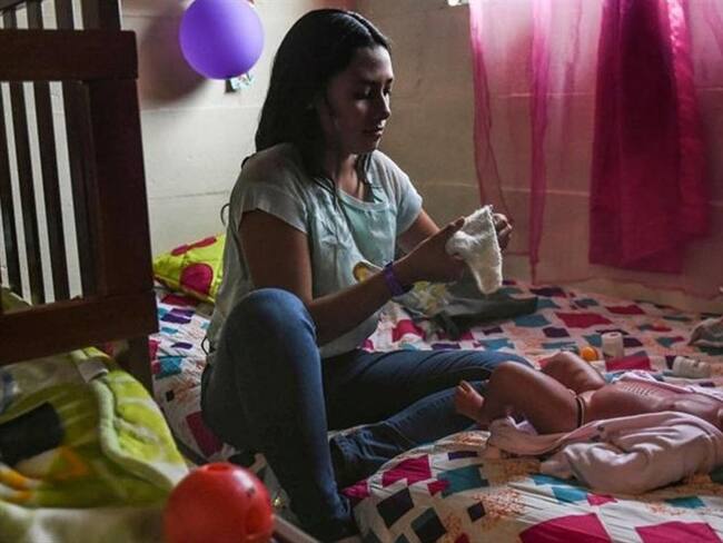 En Colombia, el 20% de los bebés que nacieron en 2018 fueron de madres entre los 10 y 19 años, según el departamento nacional de estadística.. Foto: Agencia AFP