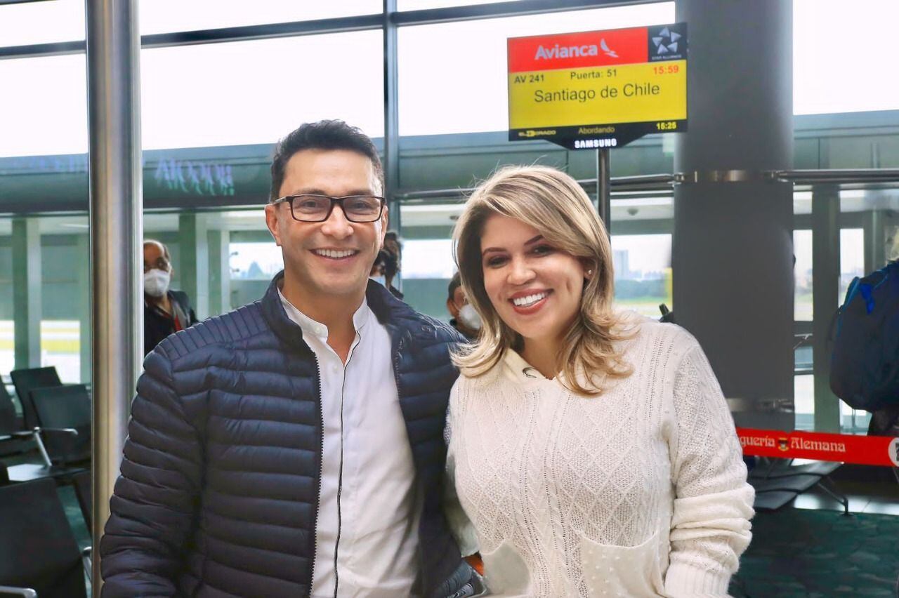 Carlos Caicedo y Virna Jonhson durante su salida del país/ Gobernación del Magdalena 