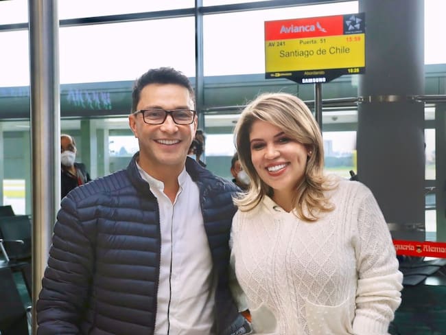 Carlos Caicedo y Virna Jonhson durante su salida del país/ Gobernación del Magdalena 