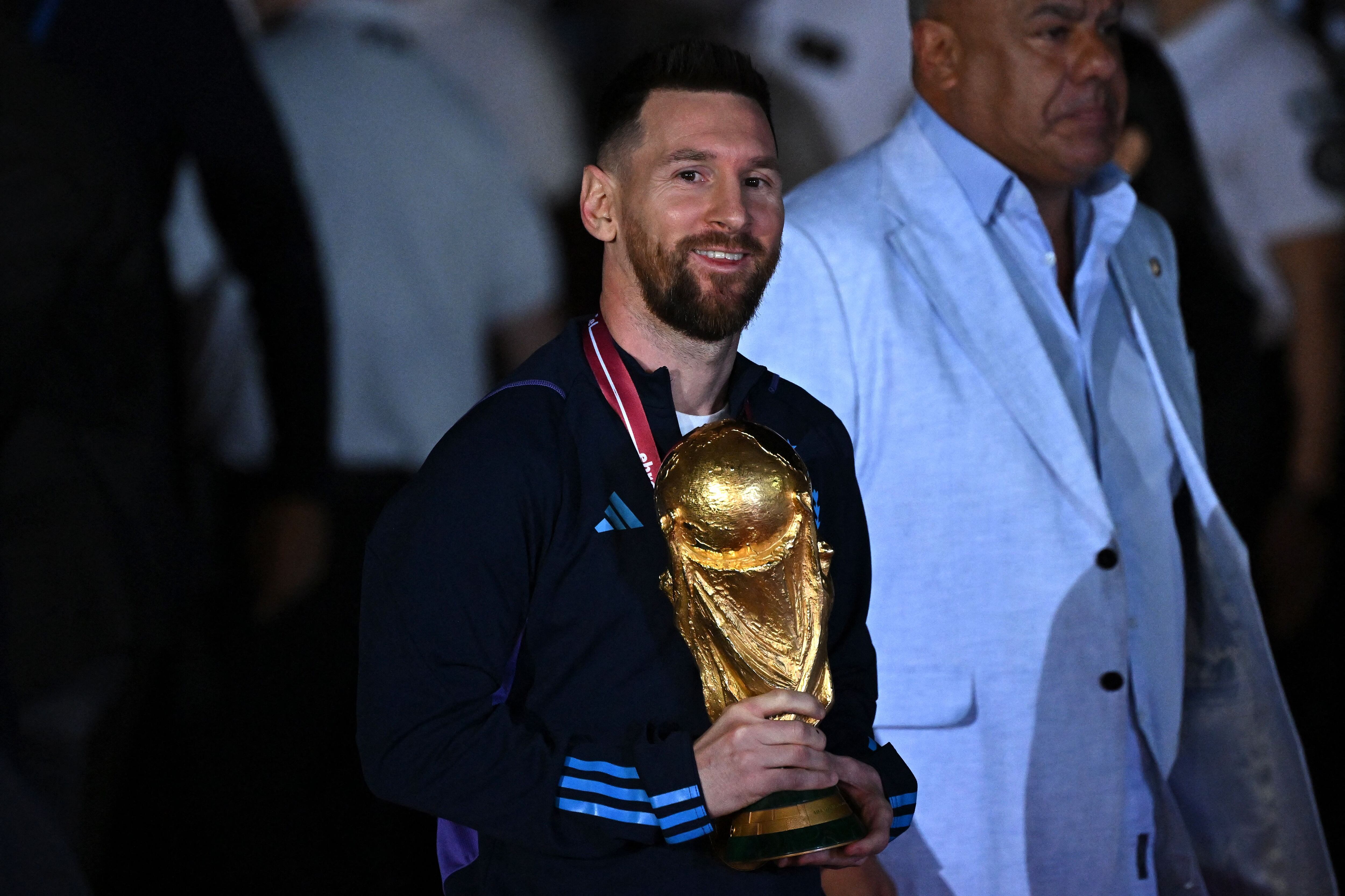 Lionel Messi presentando el trofeo conseguido en Qatar. (Photo by Luis ROBAYO / AFP) (Photo by LUIS ROBAYO/AFP via Getty Images)
