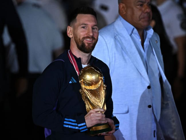 Lionel Messi presentando el trofeo conseguido en Qatar. (Photo by Luis ROBAYO / AFP) (Photo by LUIS ROBAYO/AFP via Getty Images)