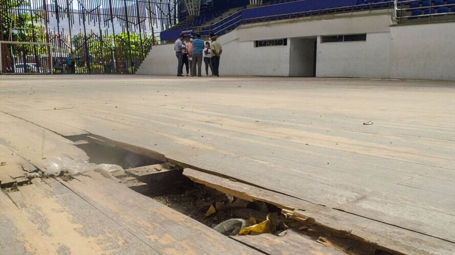 Escenario deportivo se cae a pedazos sin aún haber sido entregado en Santa Marta. Foto: Concejo de Santa Marta